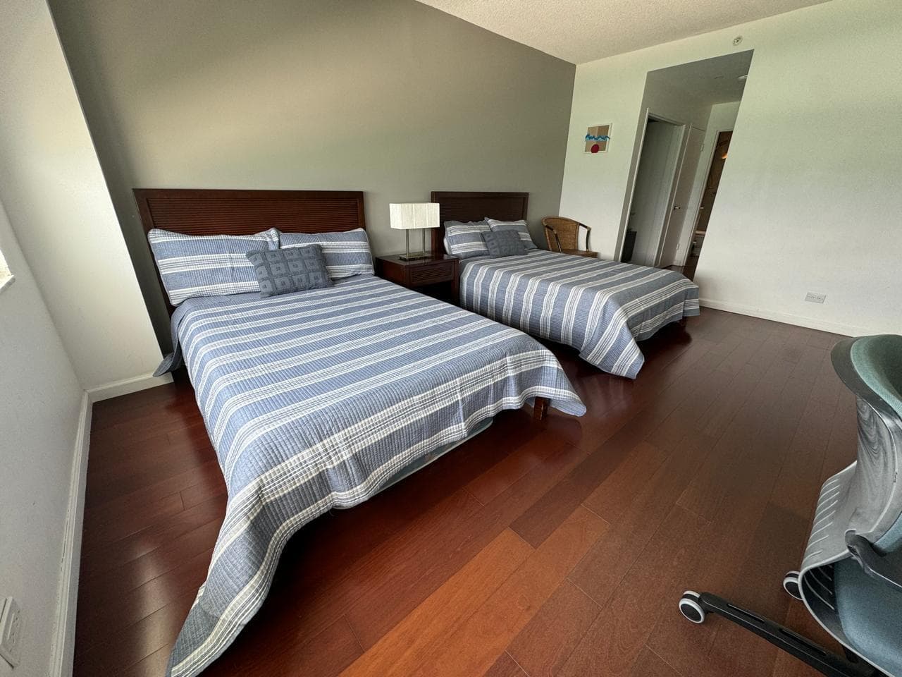 El dormitorio, con dos camas queen